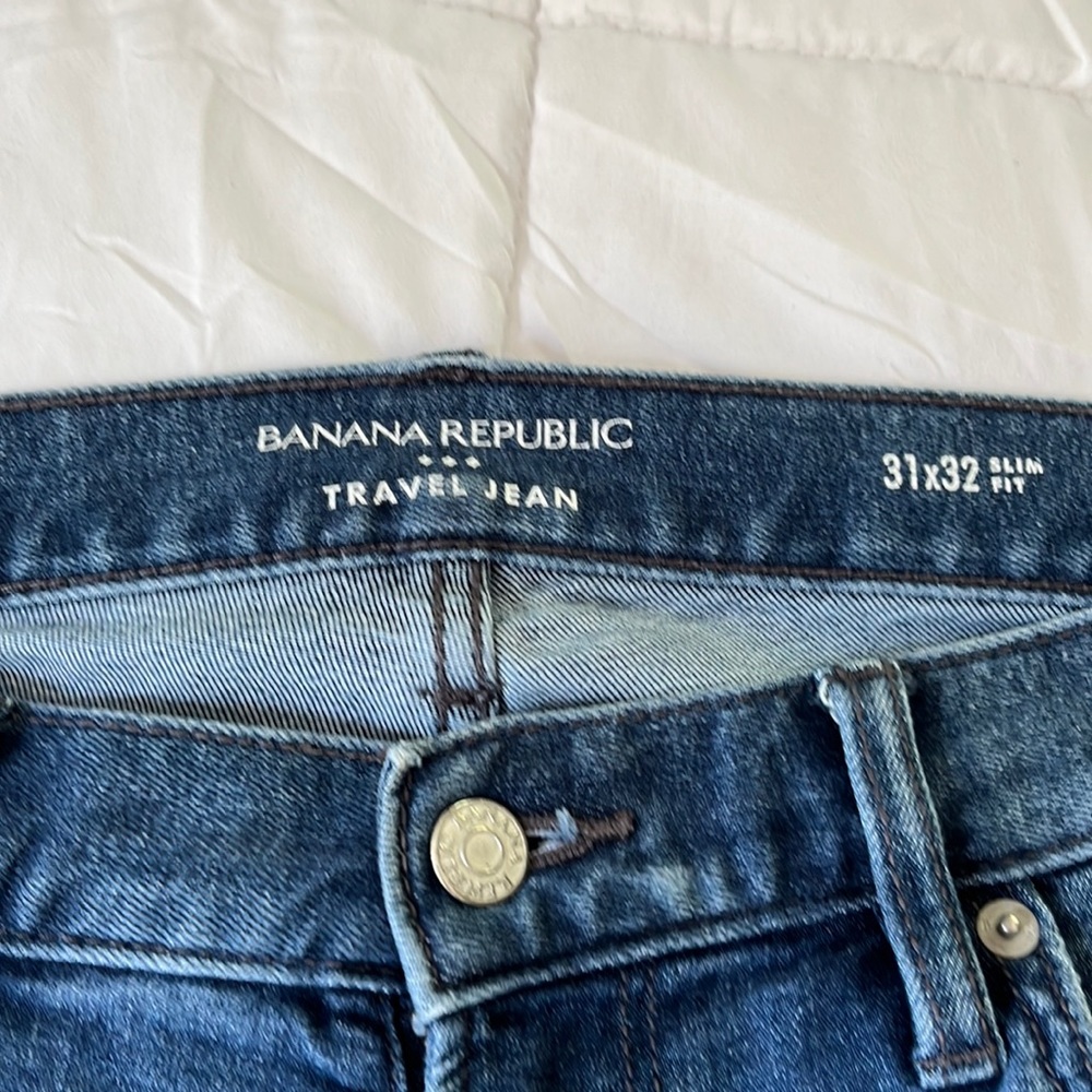 Banana Republic Travel Jeans in washed indigo. Size 31x32 in Slim Fit